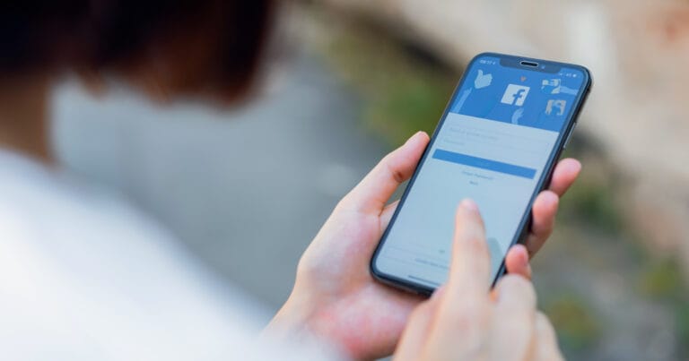 Uporabnik na telefonu odpira aplikacijo za družbena omrežja.